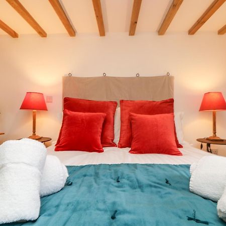 Hay Loft Villa แคมบอร์น ภายนอก รูปภาพ